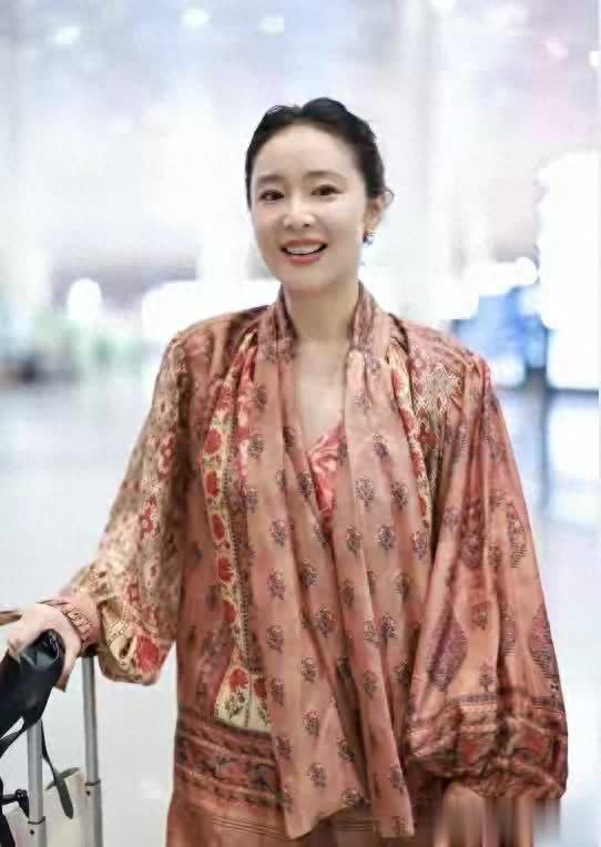 美港通配资 高叶机场私服超时髦！印花衬衫配短裤，洋气高级感拉满